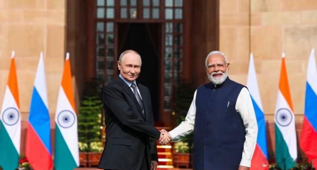 油价狂飙！俄罗斯对印度原油涨价4倍，地缘棋局下谁在买单？国际油价近期迎来13年新