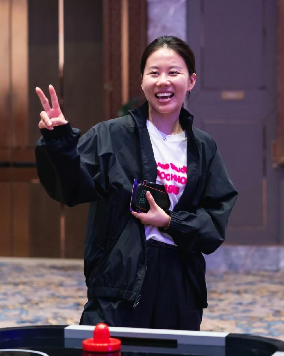 澳门冠军赛球员招待会，被国乒四朵金花这组生活感满满的照片戳到
 
第一张陈幸同比