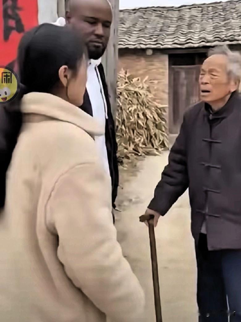 女子嫁给黑人，8年没回家，探望父母时父亲说：“七八年没回来，以后别来了，也别带黑