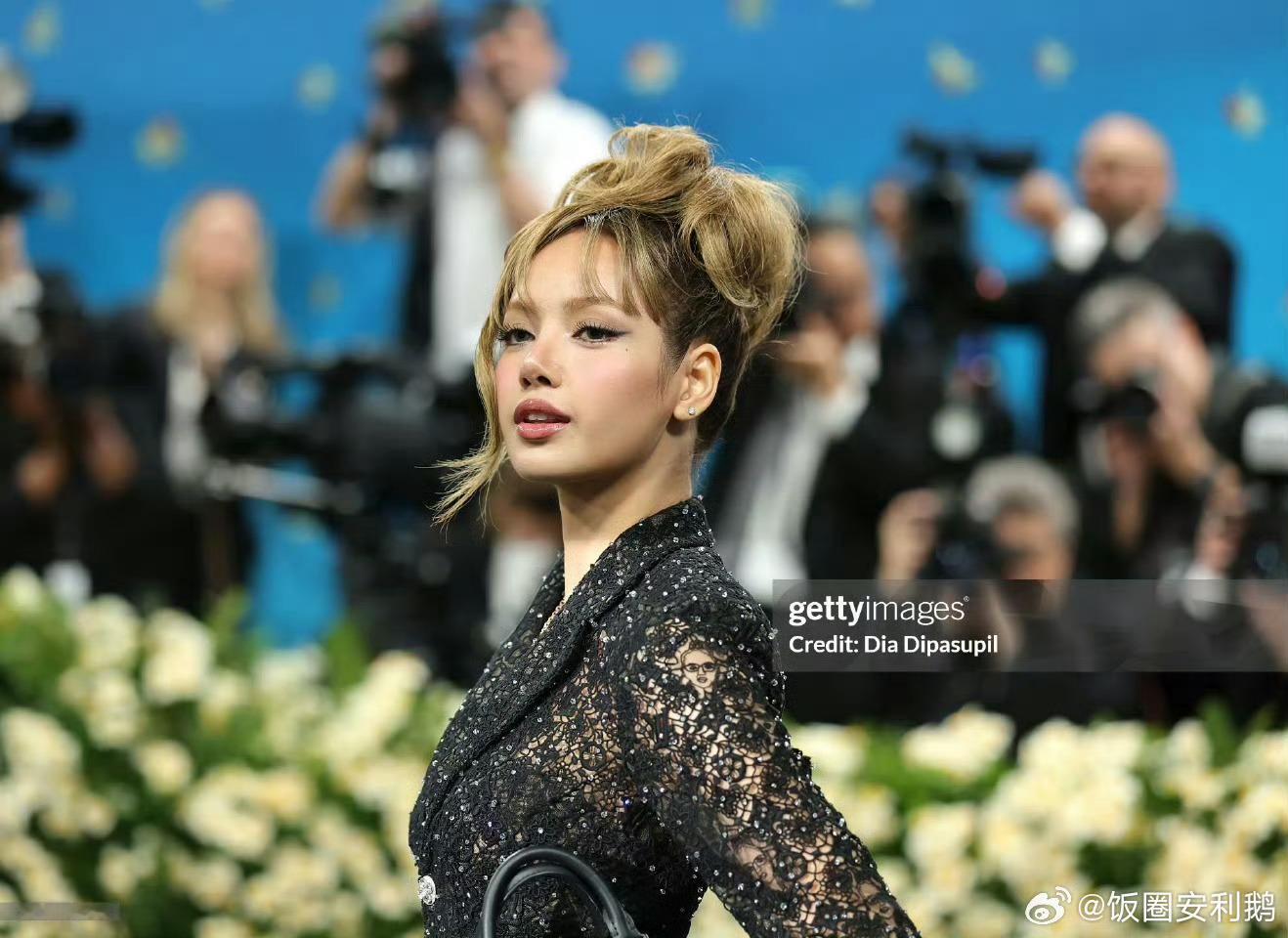 Lisa蕾丝套装lisa身穿黑色蕾丝西装套装，亮相红毯现场，这个造型真的眼前一亮