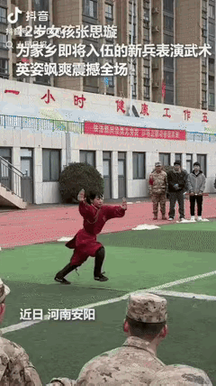 “这名小女孩火上人民日报啦！”河南安阳新兵欢送现场，一名小女孩身着红色练功服，接