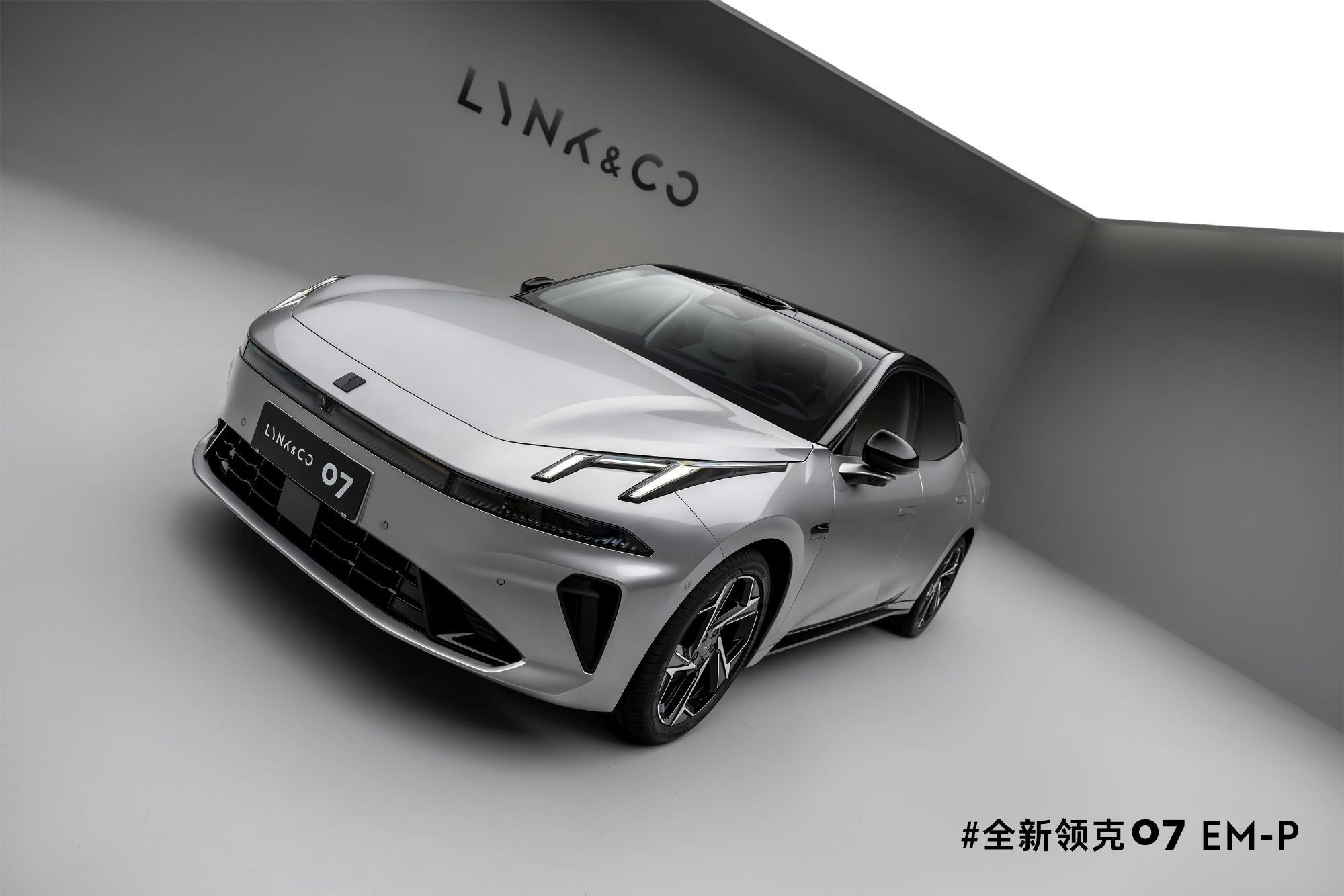 新款领克07 EM-P车型官图发布 近日，与发布了领克07 EM-P的新车图片，