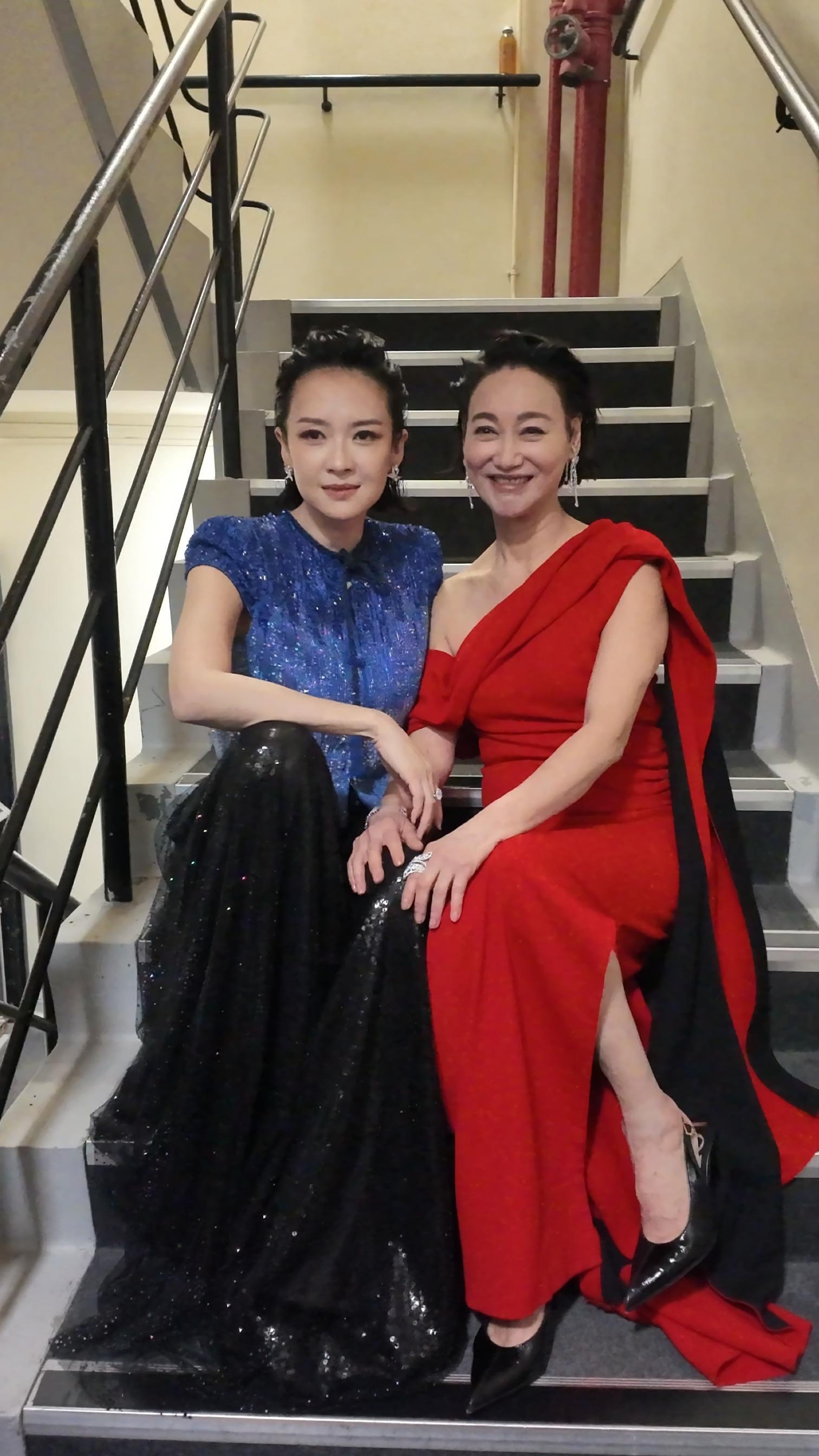 谁懂啊！第44届金像奖后台，章子怡惠英红同框也太可爱了吧～一红一蓝撞色超吸睛，气
