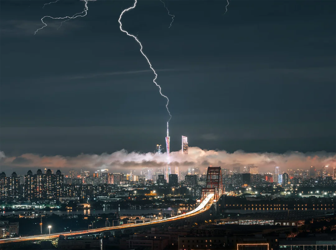 惊雷落塔，云海藏尽羊城万盏灯