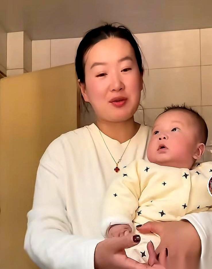 剖了三次，肚子上留下一道疤叠一道疤，终于给他家生出个儿子。
男人回家，不是掏出工