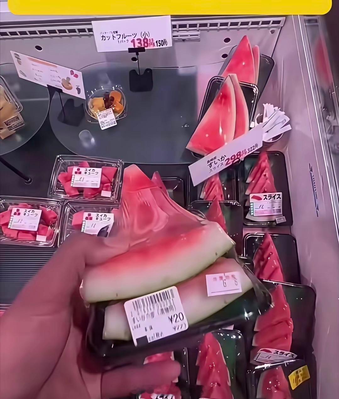 日本的瓜皮是金子做的，这么点西瓜卖这么贵，瓜皮都有人抢着买 