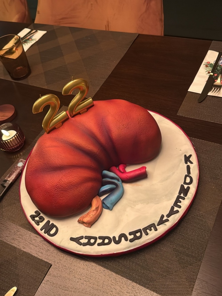 这不止是家人！热火名宿莫宁晒肾脏造型蛋糕 庆重获新生22周年