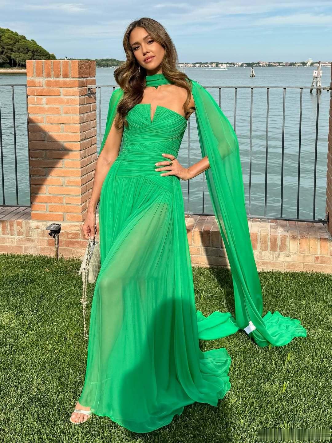 Jessica alba杰西卡阿尔芭晒新私照，和大女儿honor闺蜜Kelly盛