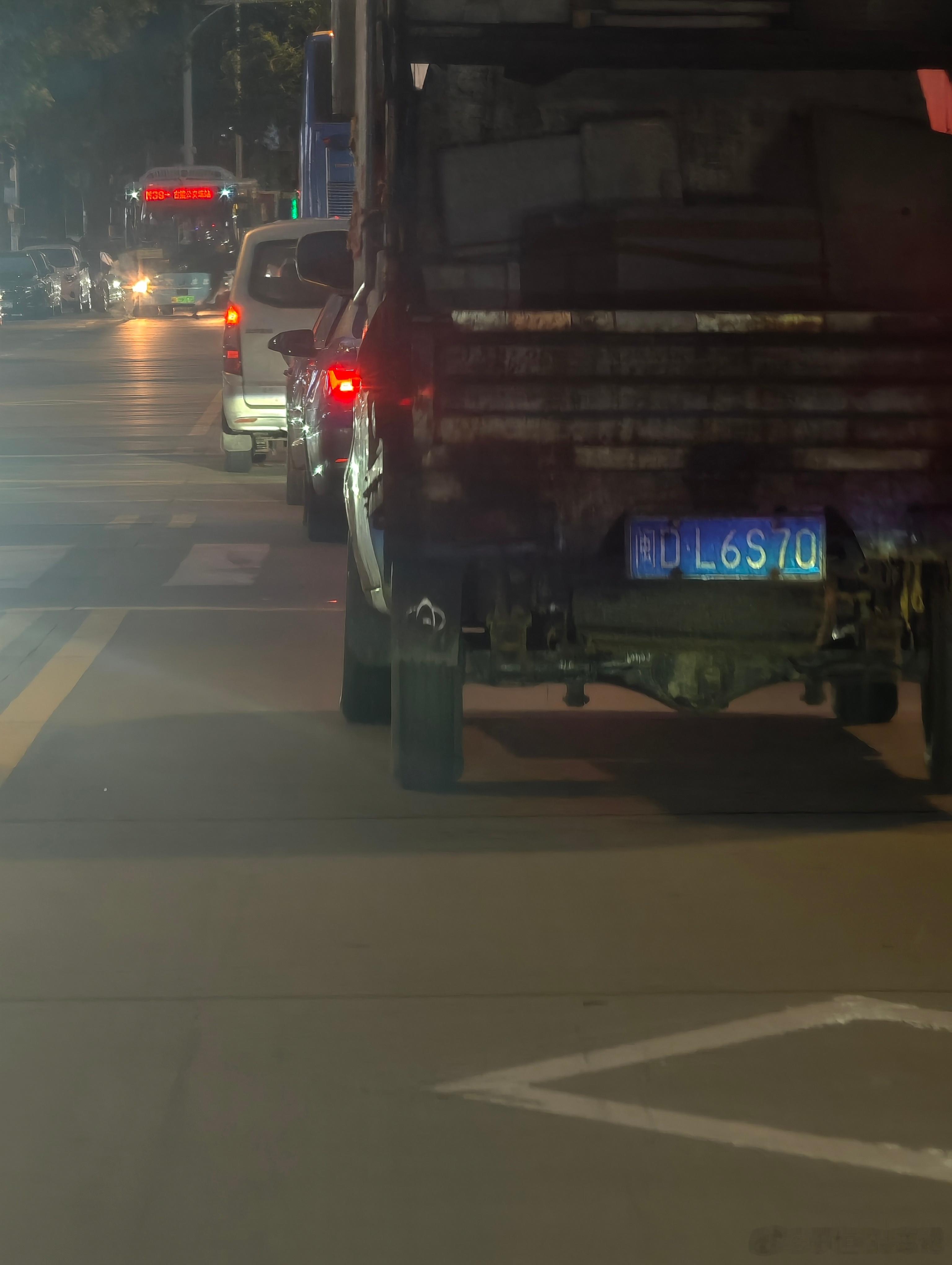 这大哥的车脚崴了吗屁股和车头不在一个线上 