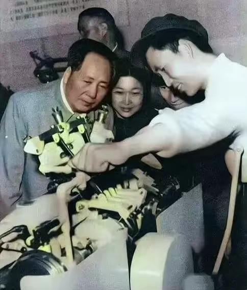 建国之后毛主席很少待在中南海，一有空就往乡下农田、工厂车间跑，实地看老百姓生产生