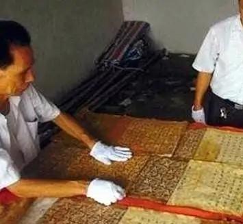 2004年开春，汕头程洋冈村的蔡成武蹲在鸭棚边抽烟，看着儿子挥锤子拆棚顶。

旧