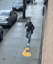 男子街边散步，突然听到一阵声响，他猛一抬头，发现一孩子正从高处往下掉，连忙丢掉手