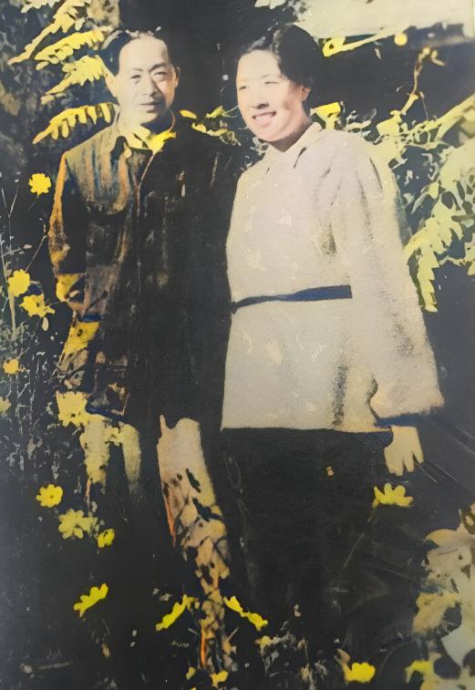她和萧三被周恩来誉为“模范夫妻”，新中国成立前，她劝丈夫萧三与前妻复婚，丈夫晚年