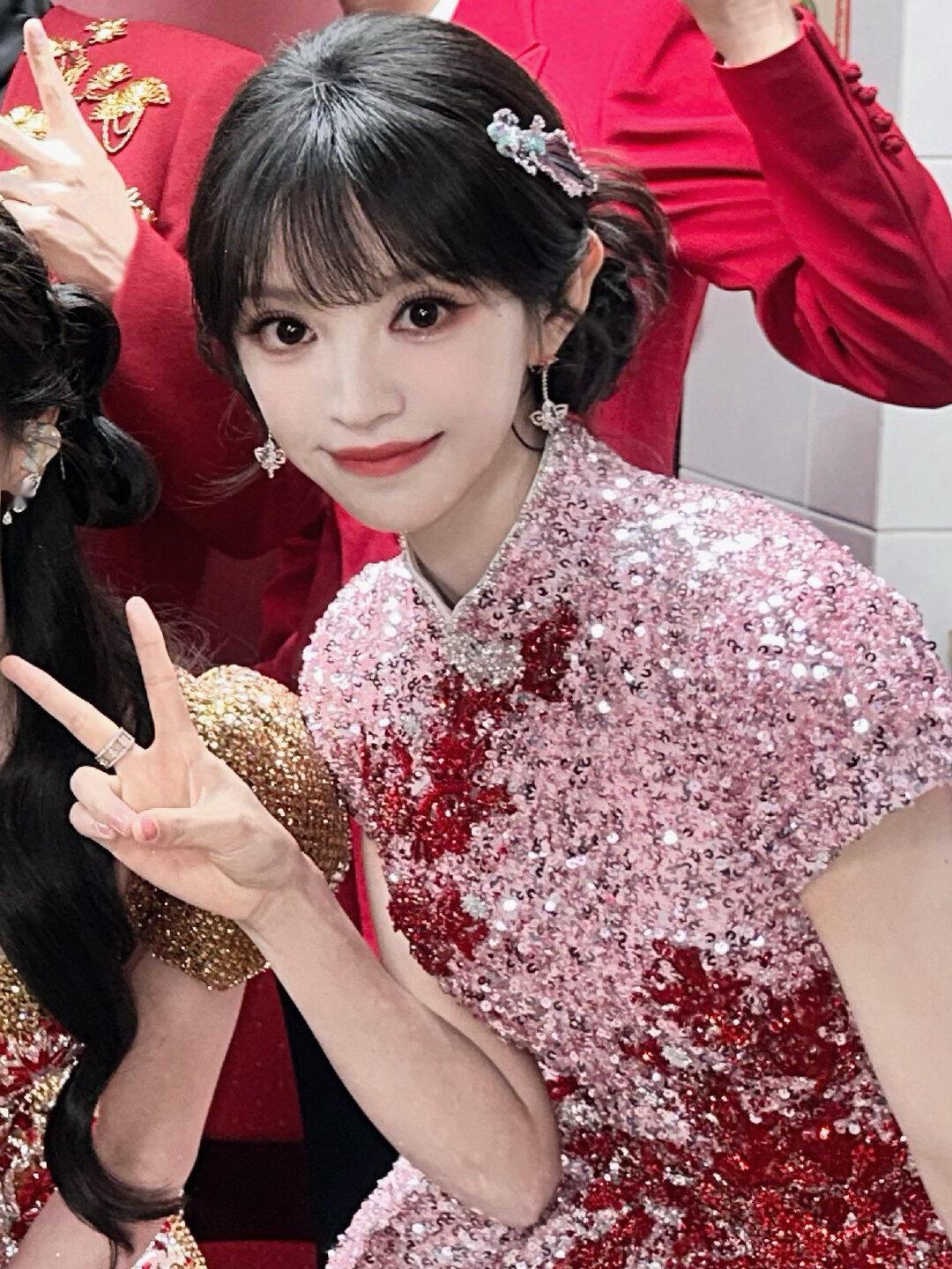 田曦薇特写美我一大跳 【田曦薇】我去。后置合照里截出来的，跟美颜开大了一样，正常