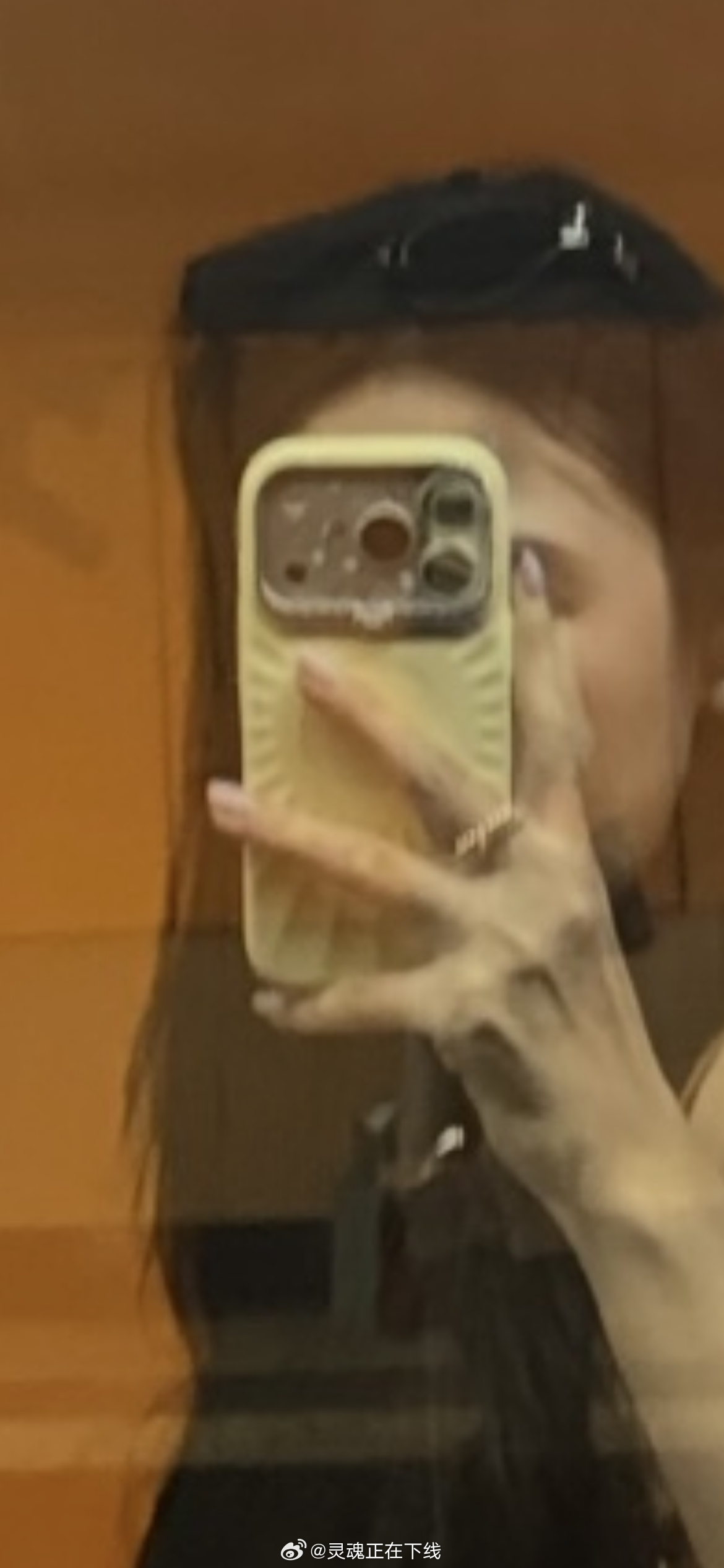 消费升级，香港地铁随处可见最新款iPhone。 ​​​