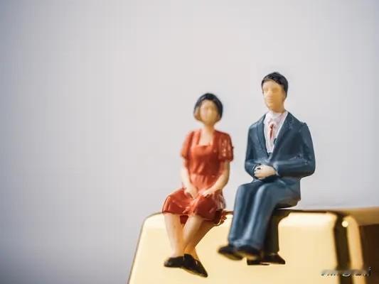 婚姻里最可怕的就是出轨。就像曾经有对夫妻，结婚多年，日子过得平平淡淡。男方却背着