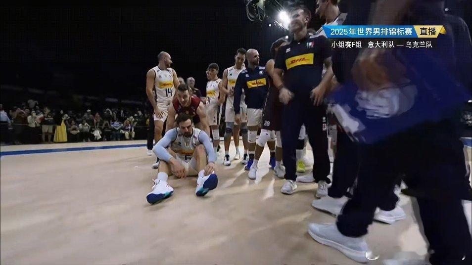 恭喜甜菜。合影过后都瘫在地上了[捂嘴哭]，巴拉索把他抱了起来。2025男排世锦赛