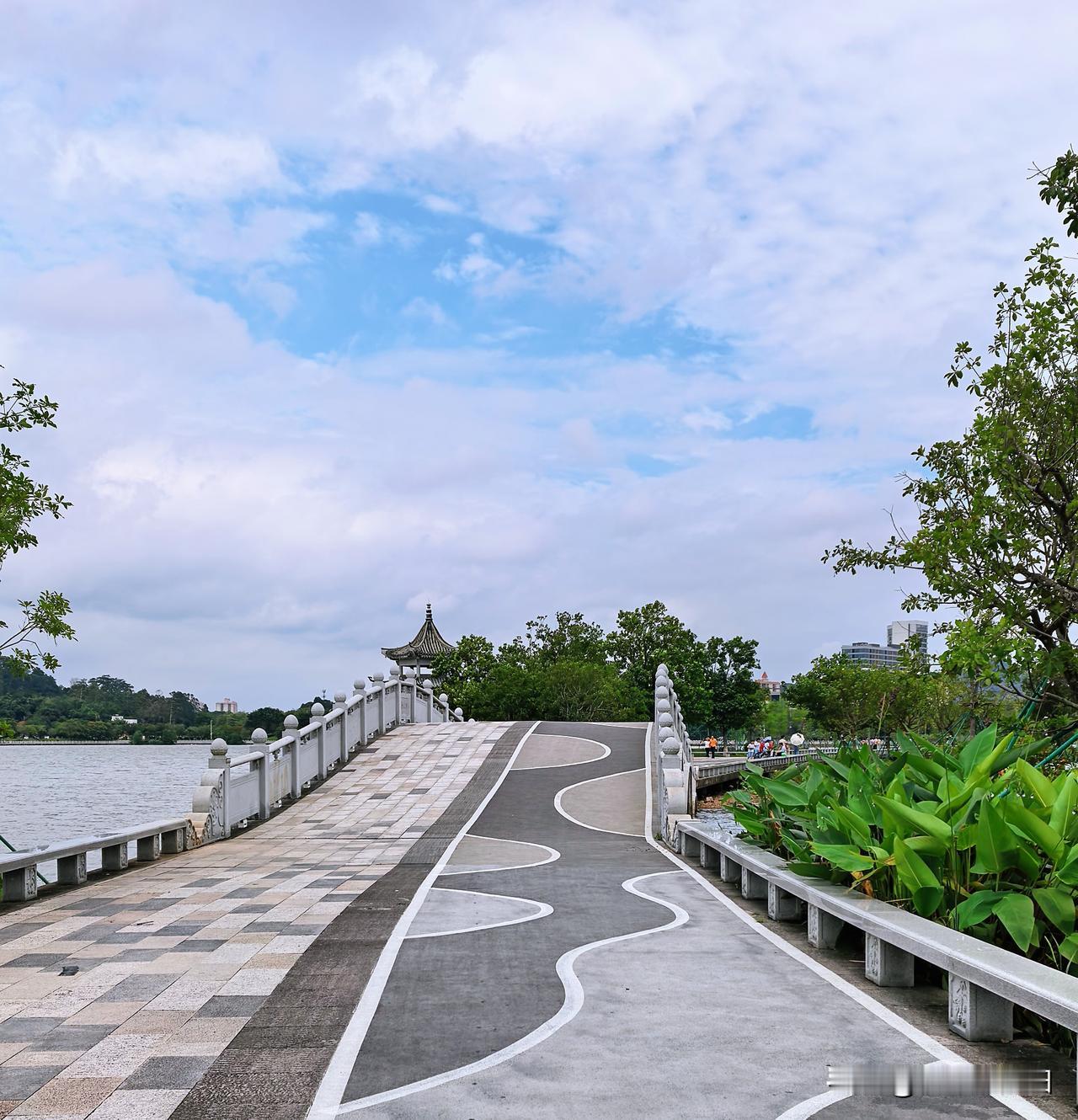 本来说好了这个周末去惠州的，看天气预报这几天都有雨，某小孩说那早上喝茶后我们俩还