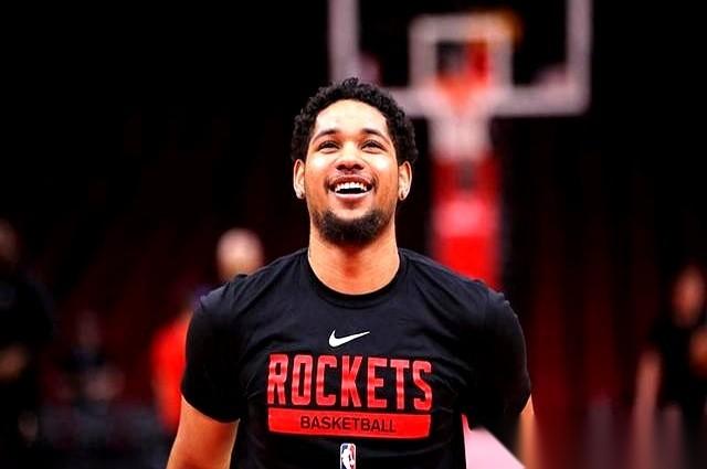 上一秒你还是NBA休斯顿火箭队的球员，下一秒，对不起，你被解雇了。
就这么刺激。
