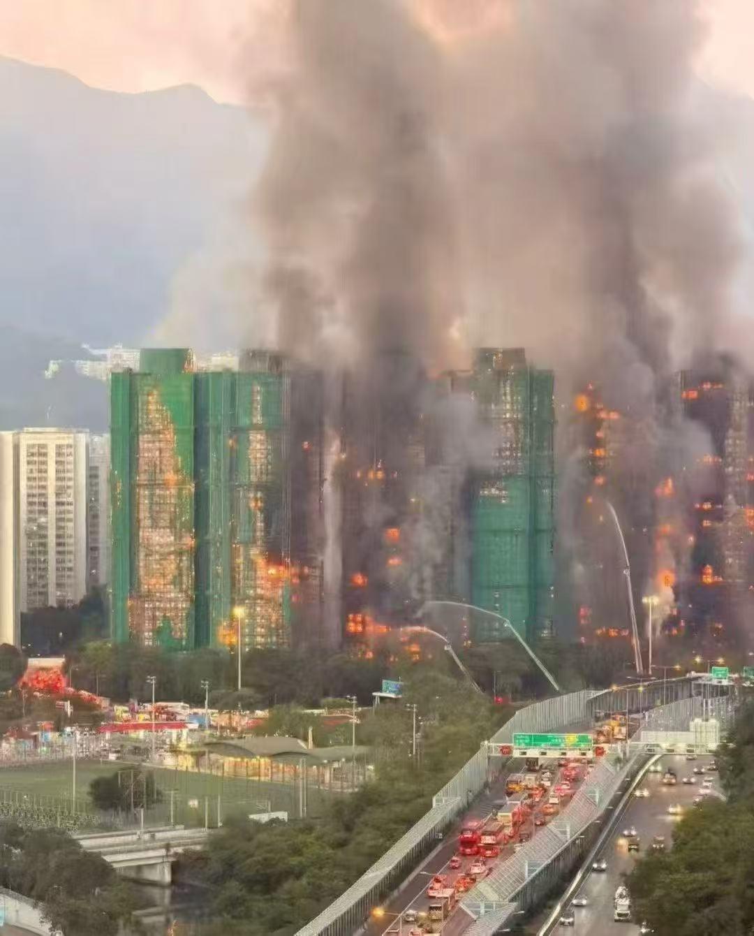 今天对于全香港来说，
注定是个不眠夜，
不是为了庆祝啥节日，而是香港发生了重大级