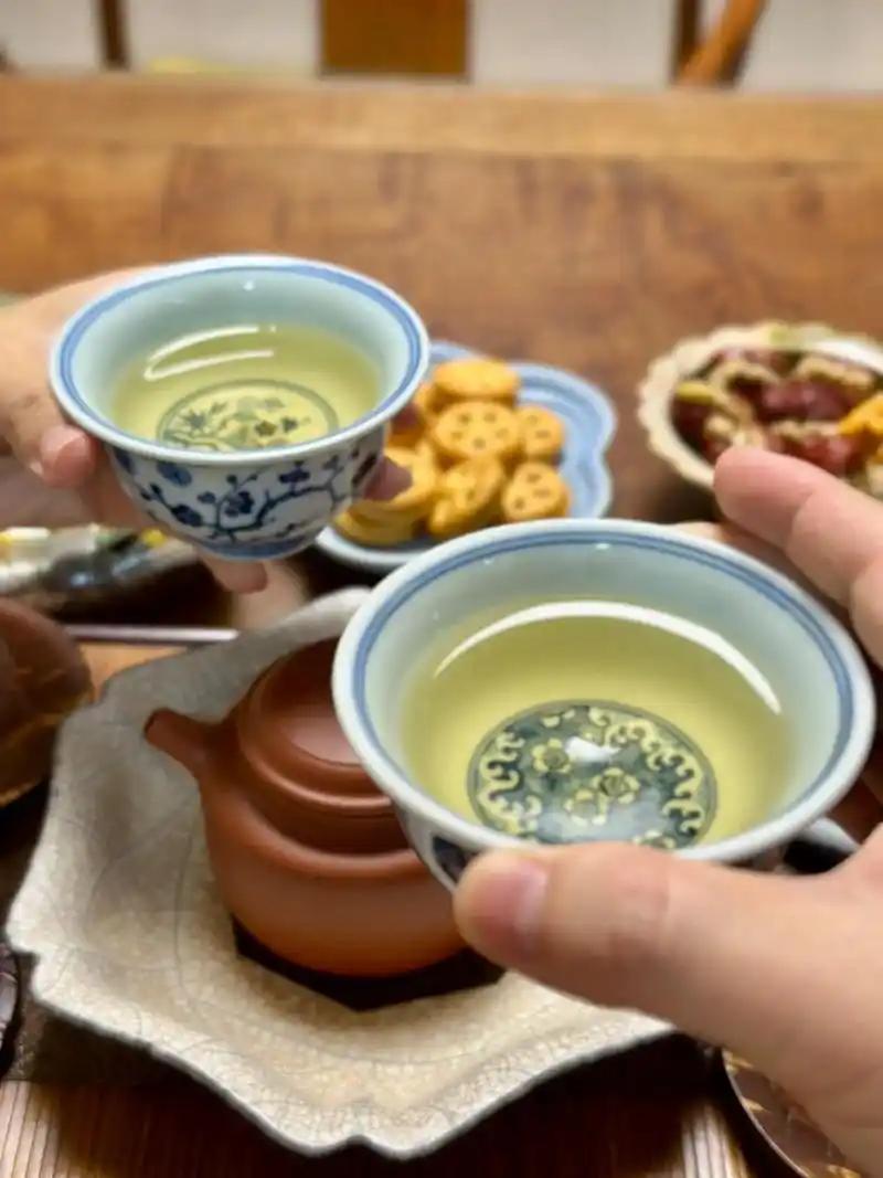 上联:天寒地冻一杯酒，求下联情暖家暖两碗茶