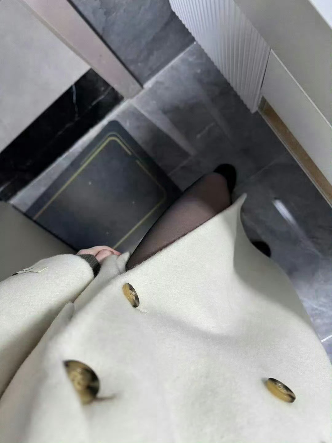 怕别人看到，穿大衣挡着了 