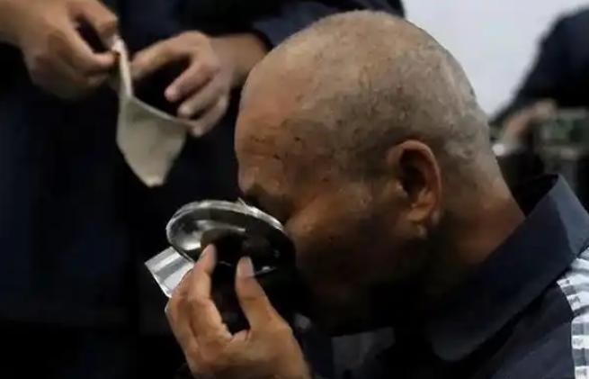 无期徒刑的尽头，不是死亡，是衰老。囚犯年迈走不动、吃不下、躺床上动弹不得，监狱该