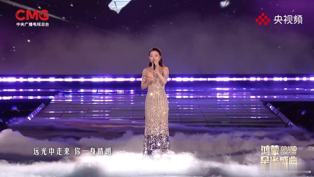 单依纯唱出华为影像温情瞬间央视鸿蒙星光盛典 上，的演唱堪称“声音的艺术品”。她对