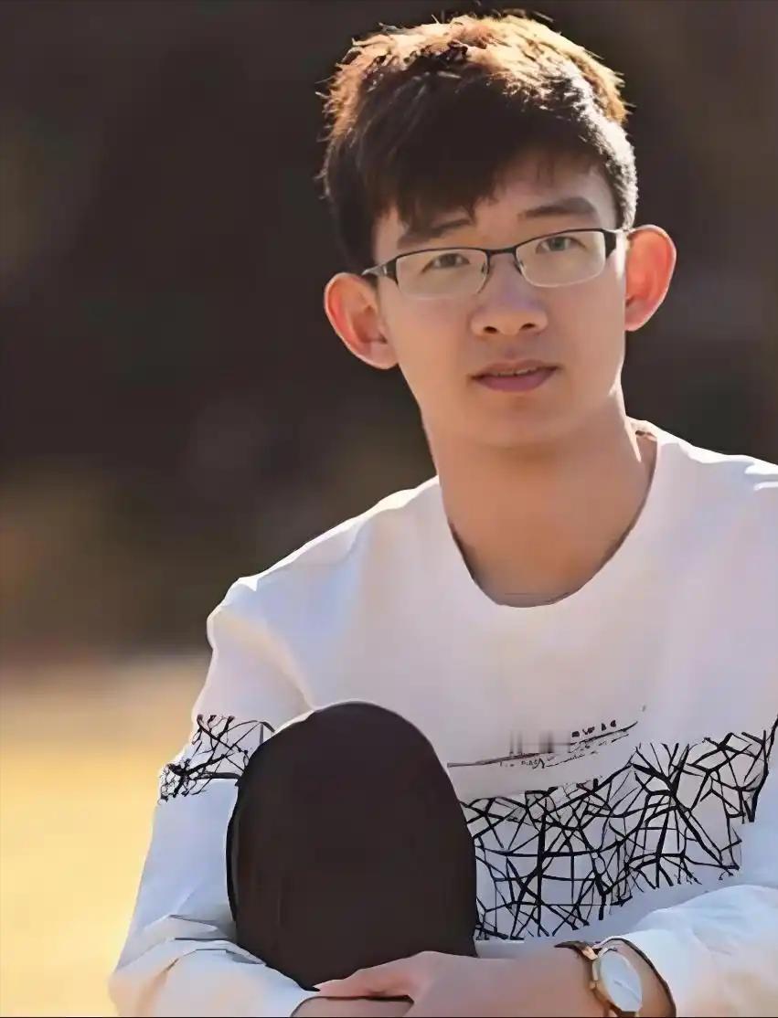 北大学霸刘嘉森语出惊人：“我的同学里，父母有钱有势的大有人在，父母是博士、硕士的