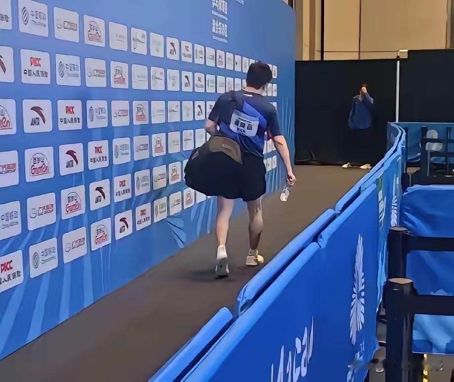 梁靖崑落寞离场！
      全运会就是地狱级的赛场，和神仙打架般的世界冠军不用