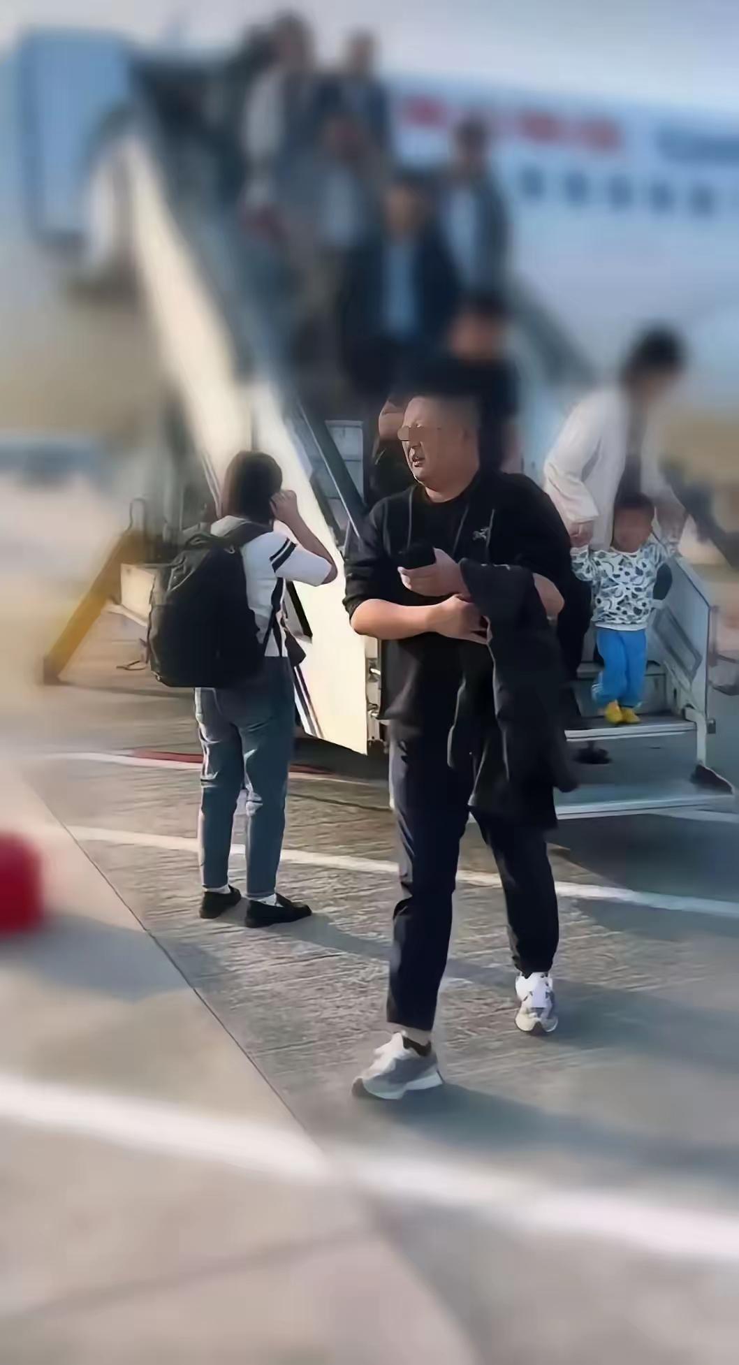 欧某某这回是真栽了。手肘碰一下，逼着空姐下跪，现在被人扒出来，生意场上传拉黑，东