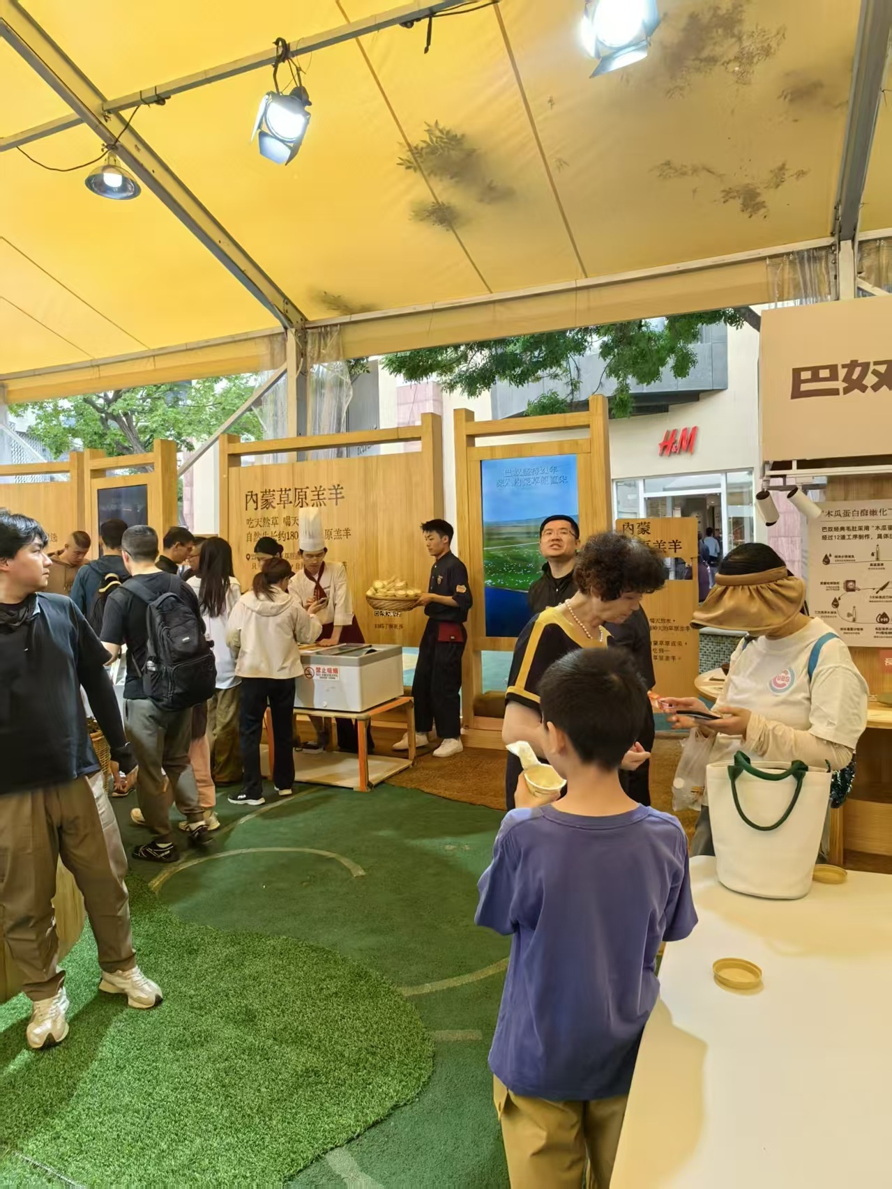 五一北京接待游客人次再创新高北京五一商圈客流量再突破 被北京人潮挤到emo？去巴