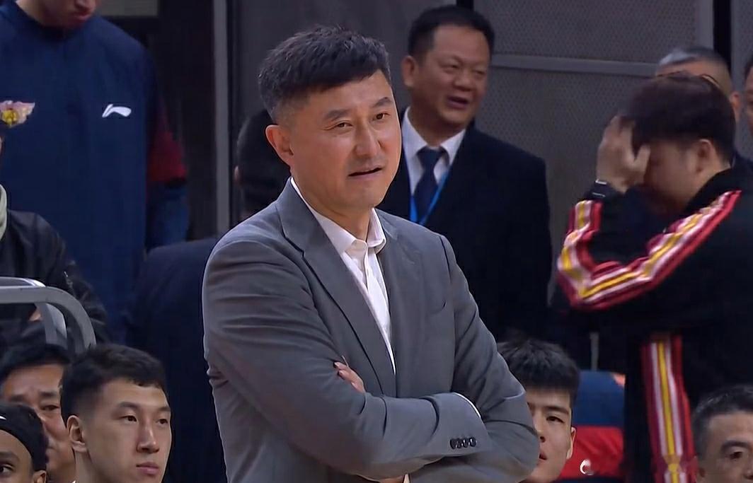 杜锋赛后把山西球员捧了个遍 杜锋指导赛后发布会，快把山西队的国内球员挨个拉出来捧