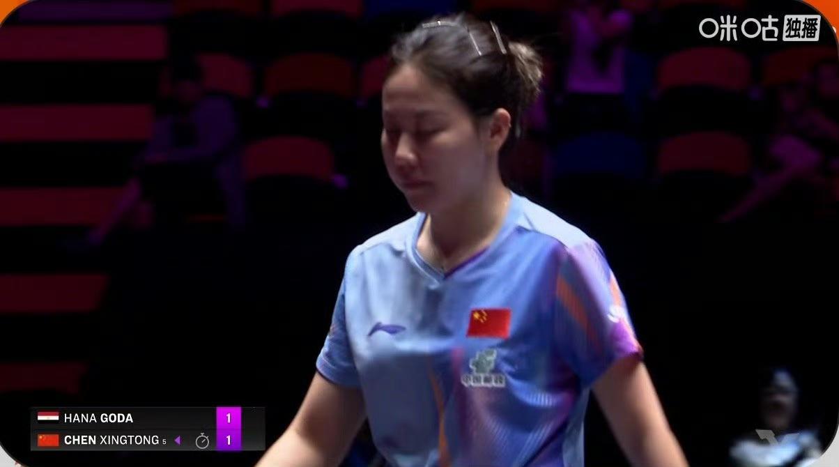 这小孩一打国乒就跟打了鸡血似的，
第一局陈幸同🇨🇳3-11不敌汉娜·高达🇪