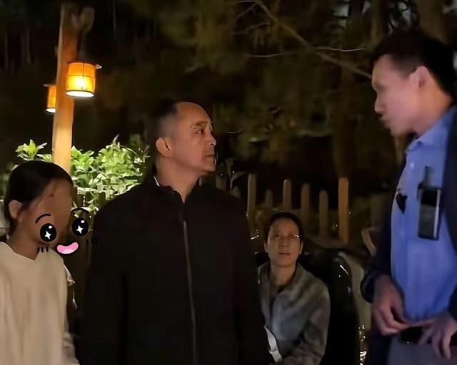上海迪士尼那个排队的视频真挺让人无语的。

有个爸爸带娃排了三小时队，眼瞅着优速