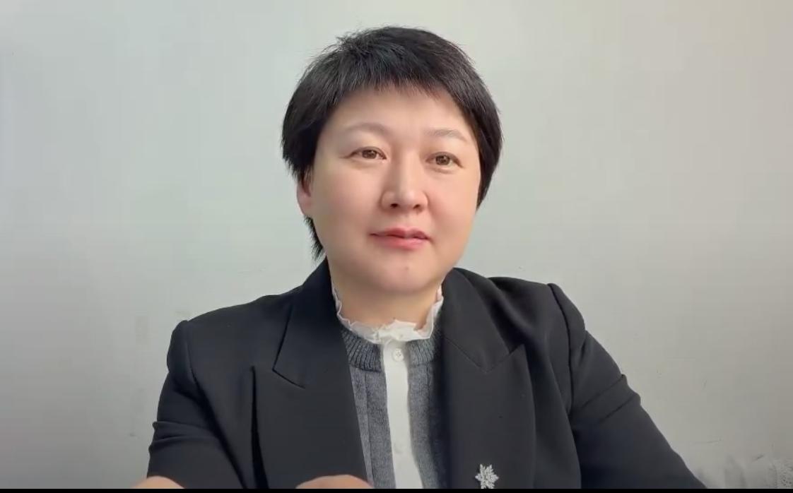 黑龙江大庆一中附属二小为安晓群、吴宝忠两位老师举行荣休欢送会，主持人赵博老师温情