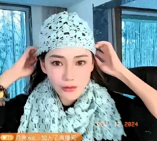 小梅说：“这真是你亲自勾的吗？”兰姐笑着回答：“当然，这可是我亲手做的！以前我给