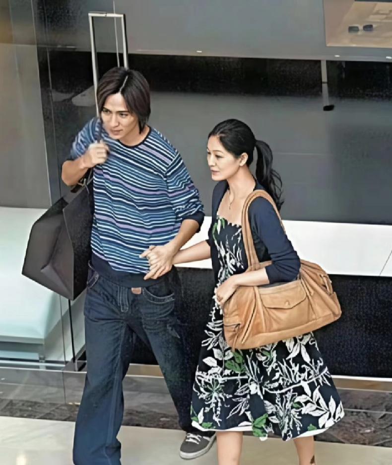 大S和周渝民恋爱时的状态，轻松又幸福。
相差五岁的“姐弟恋”，一点没有“女大五，