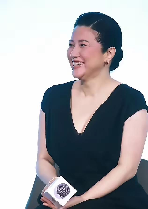 跟闺蜜聊起颜丙燕52岁恋上小20岁男友，她翻个白眼戳中真相：明星有钱有闲，不谈恋