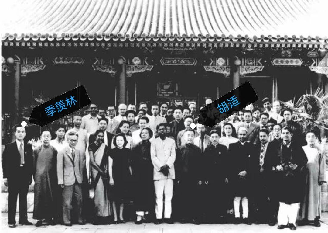 季羡林和胡适唯一的合影，这张照片拍摄于1948年6月15日，地点是北京北京大学的