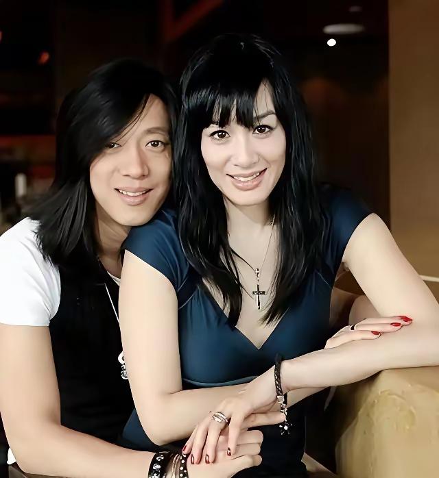 钟丽缇和前夫像“姐妹花”！就是同一个人的男女版本。3个女儿也共用一张脸。既然应了