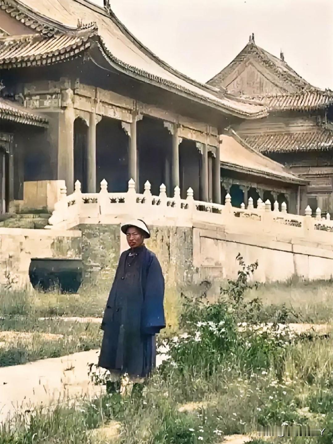 清朝最后的守宫人，拍摄于1901年的紫禁城太和殿附近。