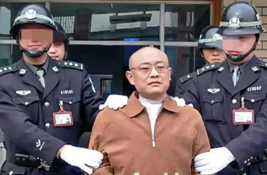 2005年，河南郑州，杨炜被验明正身，押赴刑场的照片，镜头中的他穿着一件咖啡色的