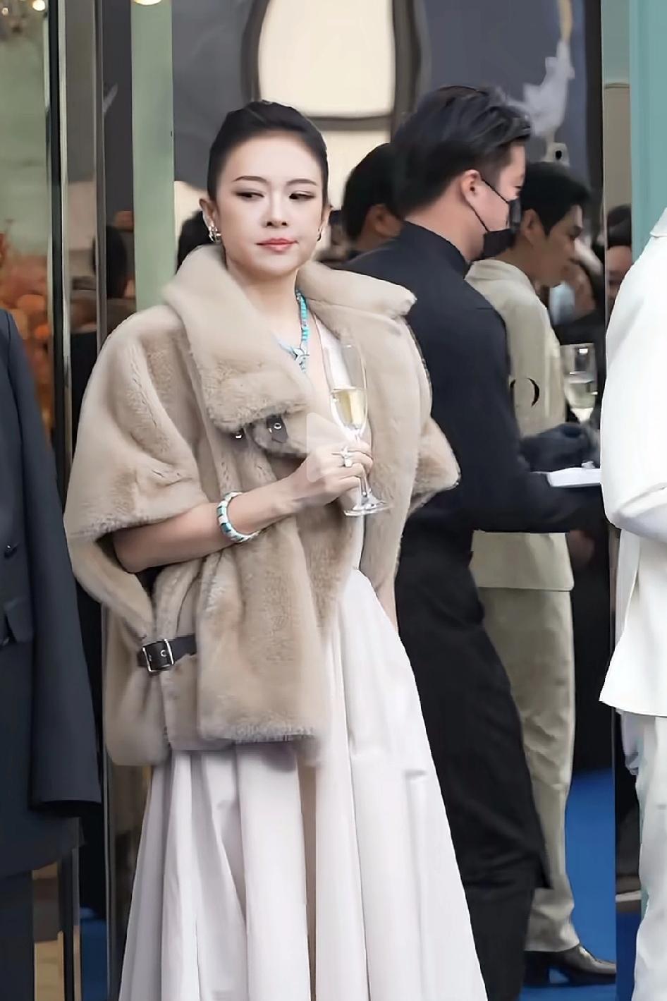 感觉章子怡很不爽，强颜欢笑，用眼睛瞪谁呢？表情小动作特别多
看不出来像国际章了，