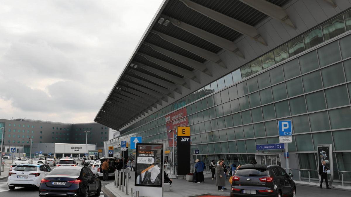 新闻快讯——一名23岁乌克兰平民在波兰华沙肖邦机场被拘留。
他曾在机场一家咖啡馆