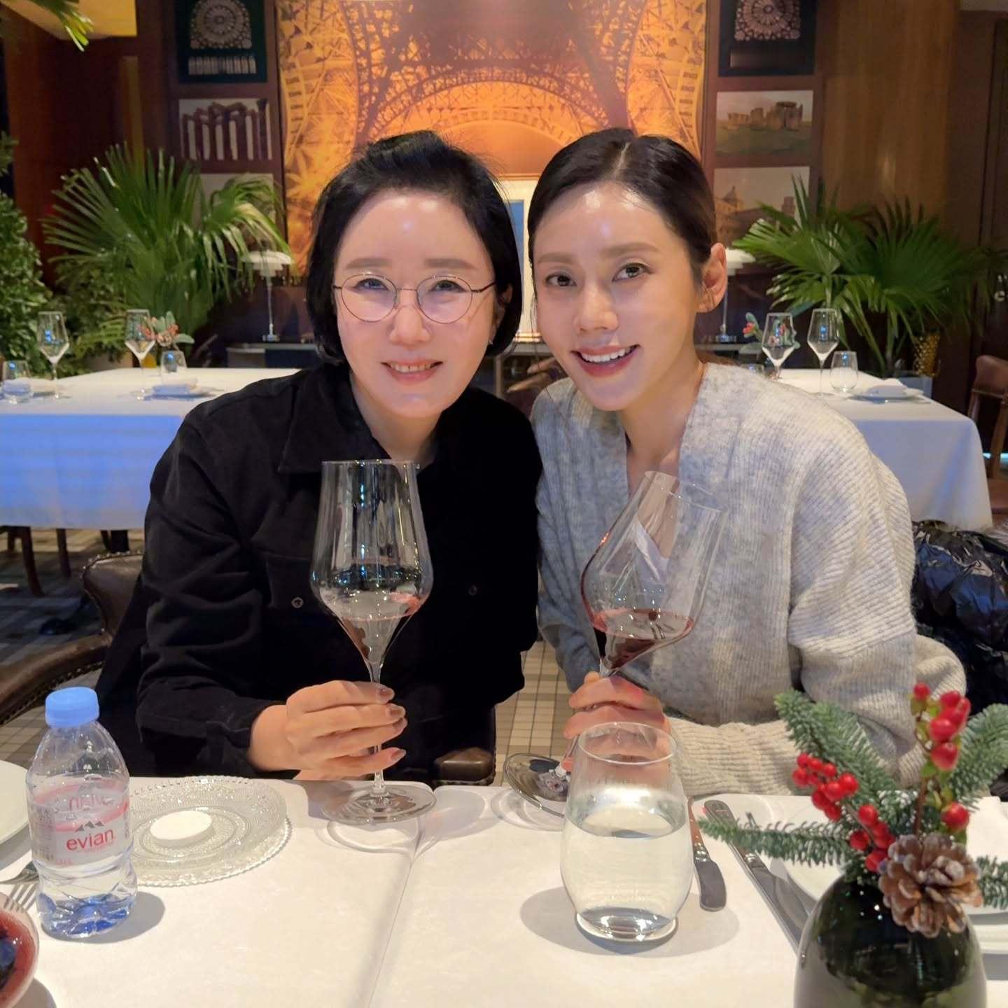 秋瓷炫 ✨秋瓷炫星日记录化妆师宣德院长分享与合照：15年过去了以演员和化妆师的身