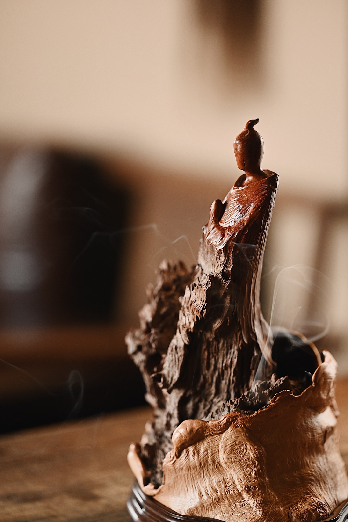 荔枝木 | 无相 香炉随形雕琢，保留原生枯木嶙峋肌理，朽纹层叠，沧桑古拙。匠人依