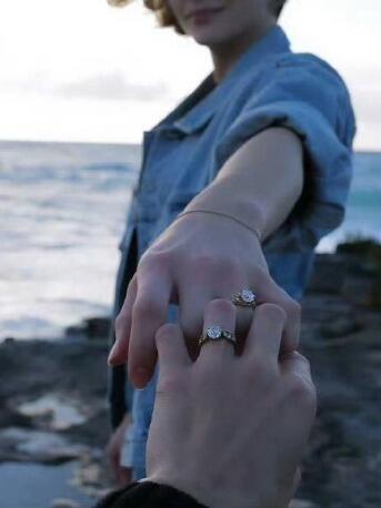 正式出柜后，超杀女晒出与女友的戒指