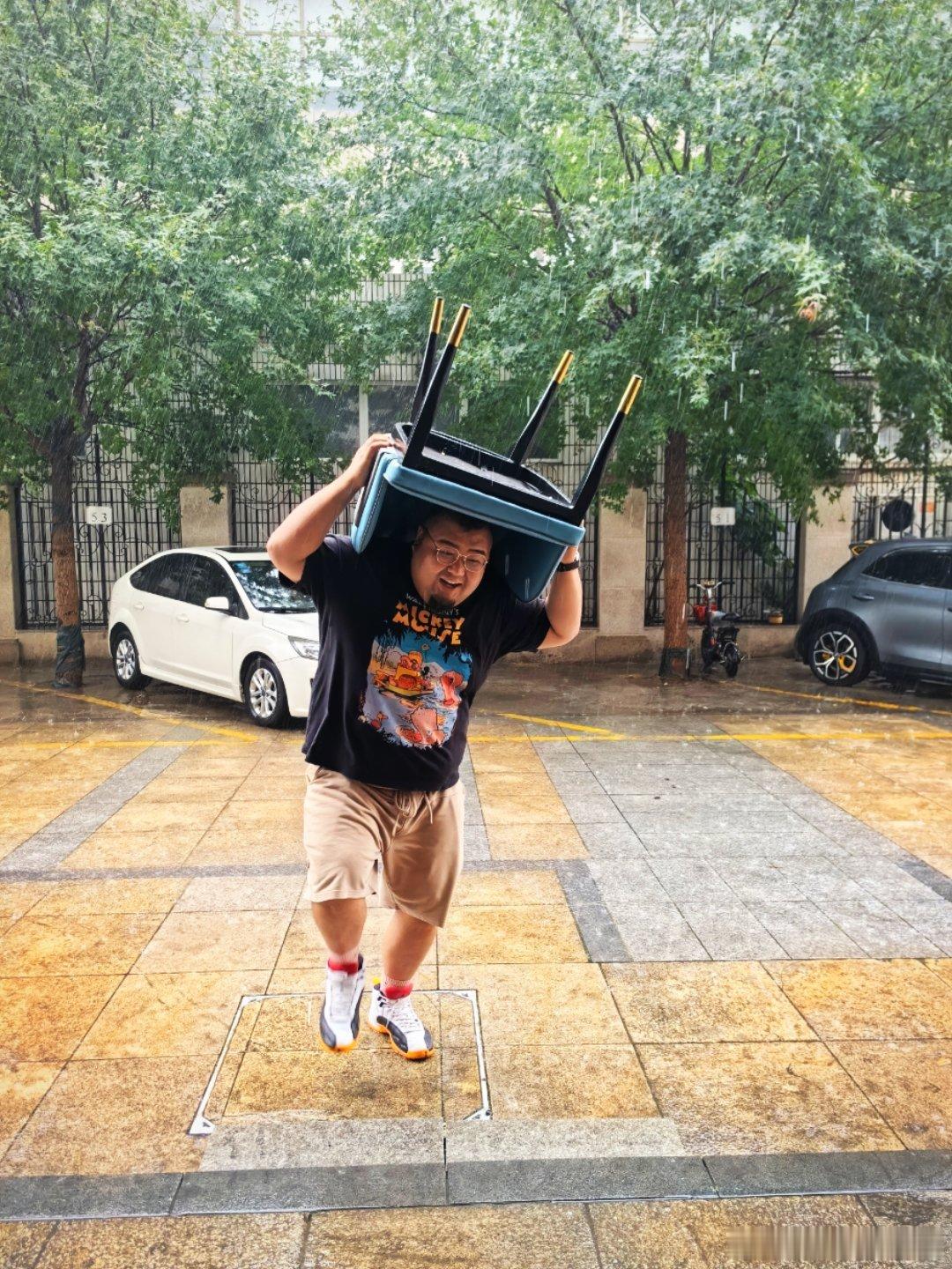 别开玩笑了，这雨也太大了，不是顶个椅子能解决的………#北京暴雨# ​​​