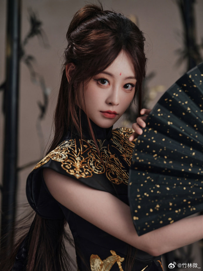 祝绪丹周芷若祝绪丹周芷若妆造祝绪丹的周芷若新造型真的很有味道，黑裙金绣又美又飒，
